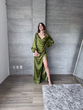 Cargar imagen en el visor de la galería, Cecile - Vestido largo satinado olivo