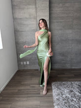 Cargar imagen en el visor de la galería, Perlaire - Vestido largo satinado verde salvia
