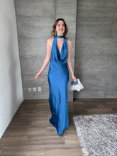 Cargar imagen en el visor de la galería, Milah - Vestido largo halter de satín azul petróleo