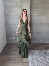 Cargar imagen en el visor de la galería, Juliette - Vestido largo plisado olivo