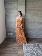 Cargar imagen en el visor de la galería, Coraline - Vestido largo de tul color mostaza