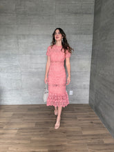 Cargar imagen en el visor de la galería, Cassia - Vestido midi crochet rosa