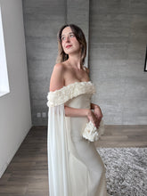 Cargar imagen en el visor de la galería, Arabelle - Vestido largo con capa crema