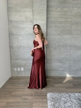 Cargar imagen en el visor de la galería, Elodie - Vestido largo satinado color merlot