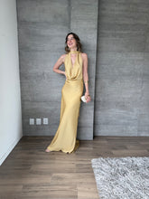 Cargar imagen en el visor de la galería, Milah - Vestido largo halter de satín dorado