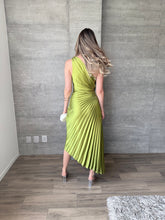 Cargar imagen en el visor de la galería, Nicola - Vestido midi plisado verde olivo