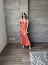 Cargar imagen en el visor de la galería, Lille - Vestido largo satín naranja