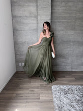 Cargar imagen en el visor de la galería, Minerva - Vestido largo de tul con escarola olivo