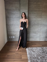 Cargar imagen en el visor de la galería, Monique - Jumpsuit strapless negro