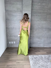 Cargar imagen en el visor de la galería, Marie - Vestido largo satinado verde cartujo