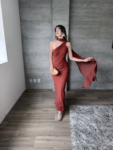 Cargar imagen en el visor de la galería, Solea - Vestido largo con cinta larga terracota