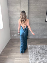 Cargar imagen en el visor de la galería, Lula - Vestido largo de satín verde azulado