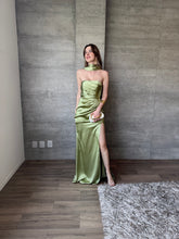 Cargar imagen en el visor de la galería, Marena - Vestido largo strapless satinado verde sage