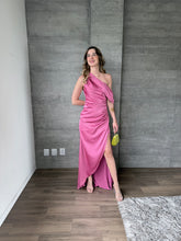 Cargar imagen en el visor de la galería, Renata - Vestido largo satinado asimétrico rosa