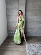 Cargar imagen en el visor de la galería, Zahra - Vestido largo satinado verde
