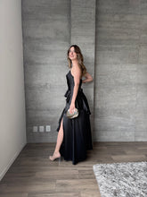 Cargar imagen en el visor de la galería, Agatha - Vestido largo de satin con olanes negro