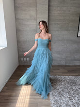 Cargar imagen en el visor de la galería, Ello - Vestido largo hombros caídos de tul azul claro