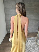Cargar imagen en el visor de la galería, Milah - Vestido largo halter de satín dorado