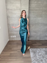 Cargar imagen en el visor de la galería, Vittoria - Vestido largio de satín verde