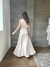 Cargar imagen en el visor de la galería, Nebula - Vestido largo satinado sin mangas champagne