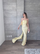 Cargar imagen en el visor de la galería, Caliz - Vestido largo satinado amarillo mantequilla
