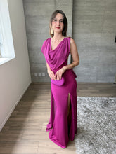 Cargar imagen en el visor de la galería, Sylvie - Vestido largo de chiffon con escote drapeado magenta