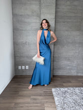 Cargar imagen en el visor de la galería, Piera - Vestido largo satinado azul petróleo
