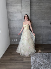 Cargar imagen en el visor de la galería, Cadenza - Vestido largo estampado floral amarillo