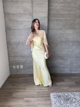 Cargar imagen en el visor de la galería, Sodi - Vestido largo strapless satinado amarillo