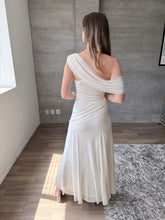 Cargar imagen en el visor de la galería, Noa - Vestido largo de un hombro blanco crudo