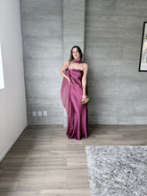 Cargar imagen en el visor de la galería, Sodi - Vestido largo de satín con capa color ciruela