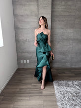 Cargar imagen en el visor de la galería, Odetta - Vestido largo strapless verde botella