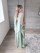 Cargar imagen en el visor de la galería, Sodi - Vestido largo satinado con capa color verde