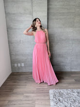 Cargar imagen en el visor de la galería, Guava - Vestido largo plisado rosa