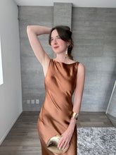 Cargar imagen en el visor de la galería, Marie - Vestido largo satinado terracota