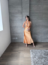 Cargar imagen en el visor de la galería, Soho - Vestido largo satinado naranja