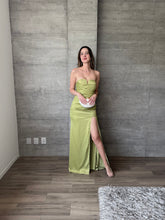 Cargar imagen en el visor de la galería, Clementine - Vestido largo strapless verde