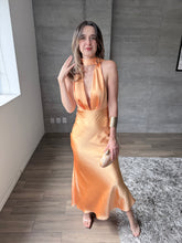Cargar imagen en el visor de la galería, Soho - Vestido largo satinado naranja