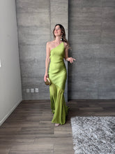 Cargar imagen en el visor de la galería, Pistacchio - Vestido largo satín verde