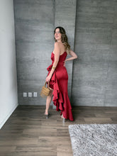 Cargar imagen en el visor de la galería, Galatea - Vestido asimétrico de satín color burdeos