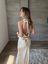 Cargar imagen en el visor de la galería, Lisai - Vestido satinado color crema