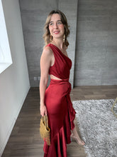 Cargar imagen en el visor de la galería, Galatea - Vestido asimétrico de satín color burdeos