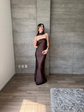Cargar imagen en el visor de la galería, Sodi - Vestido largo strapless satinado café
