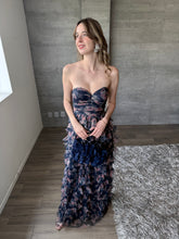 Cargar imagen en el visor de la galería, Coraline - Vestido strapless de tul con olanes azul marino