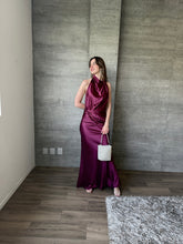 Cargar imagen en el visor de la galería, Vittoria - Vestido halter color berenjena