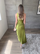 Cargar imagen en el visor de la galería, Nicola - Vestido midi plisado verde olivo