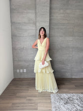 Cargar imagen en el visor de la galería, Juliette - Vestido largo plisado con olanes amarillo mantequilla