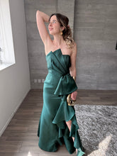 Cargar imagen en el visor de la galería, Odetta - Vestido largo strapless verde botella