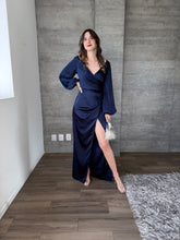 Cargar imagen en el visor de la galería, Cecile - Vestido largo con mangas azul marino