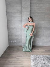 Cargar imagen en el visor de la galería, Sodi - Vestido largo satinado con capa color verde